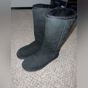 Women’s UGG Classic Tall Shearling Boot - Size 9